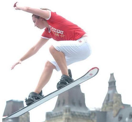 COCO 与 ShareGPT4V 之间的定性比较。丰富后的描述幻觉出建筑物细节和背景元素。